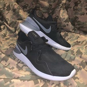 Men’s Nike Tessen Black and Grey Athletic Shoe 9